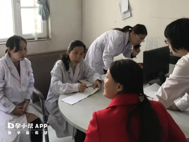 樊桂玲医生正在面诊