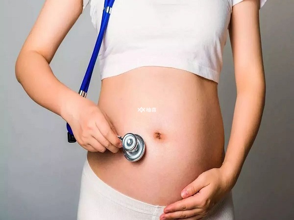 三胎怀孕多久会显出肚子